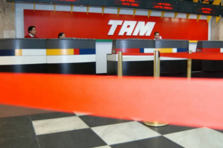 
	Guich&ecirc; da TAM em Congonhas: empresa reduziu em 12% sua capacidade dom&eacute;stica desde 2011
 (Jean Pierre Pingoud/Bloomberg)