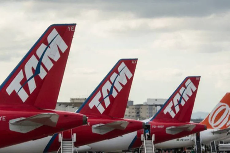
	Avi&otilde;es estacionados: principais companhias a&eacute;reas pediram incentivos do governo para reduzir as perdas com a alta do d&oacute;lar
 (AFP/Yasuyoshi Chiba)