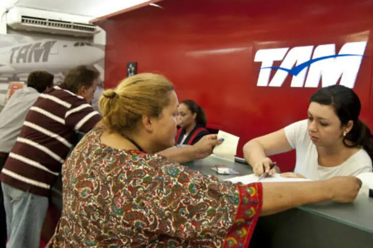 
	Passageiros fazem check-in em guich&ecirc; da TAM no aeroporto de Congonhas: o acordo aumentar&aacute; os destinos poss&iacute;veis dos passageiros da companhia
 (Paolo Fridman/Bloomberg)