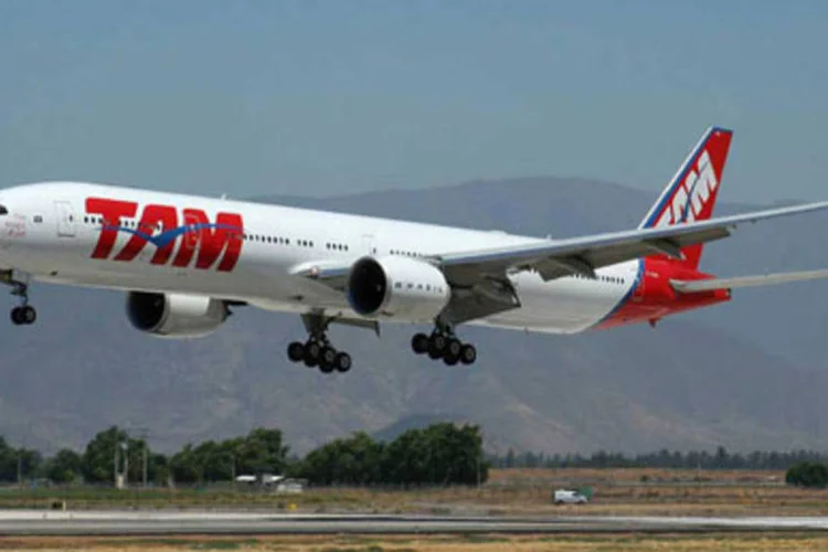 TAM: ratings rebaixados, caixa em alta (.)