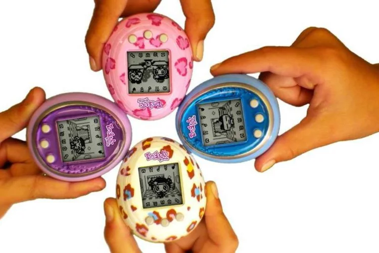 
	Tamagotchi: o bichinho virtual precisa que seu dono lhe d&ecirc; comida e banho, entre outras coisas, para que ele possa se desenvolver
 (Reprodução/ web/AdNews)