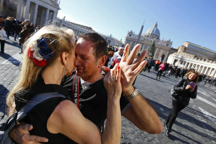 Pessoas dançam tango pelo aniversário do papa Francisco: argentino nasceu no berço do tango em 17 de dezembro de 1936 (Tony Gentile/Reuters)