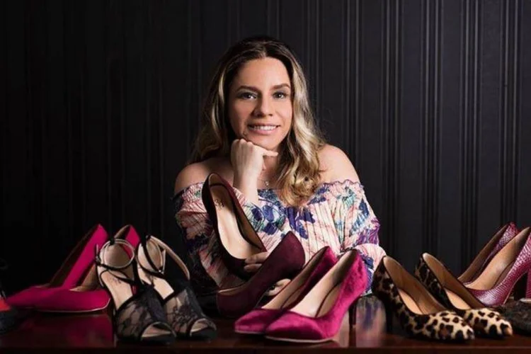 Tania Gomes e sapatos da 33e34: empreendedora usou uma experiência pessoal para criar seu negócio (Divulgação)