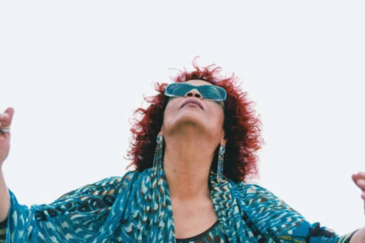 A cantora e pianista Tania Maria. No novo disco, destaca-se a releitura de Sentado à Beira do Caminho, clássico de Roberto e Erasmo (Divulgação)