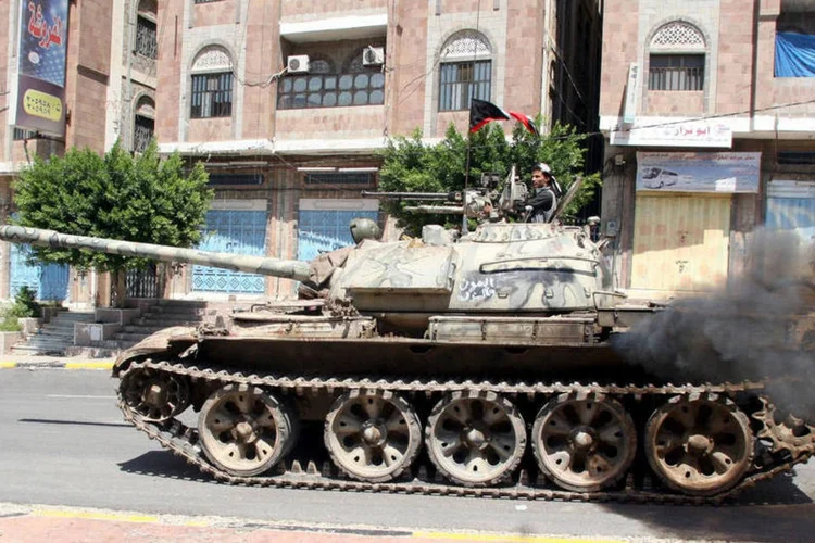 
	Tanque de guerra de lutadores pr&oacute;-governo no I&ecirc;men: apesar do conflito, os imigrantes e refugiados n&atilde;o diminu&iacute;ram, embora o I&ecirc;men s&oacute; seja um lugar de passagem
 (Reuters / Stringer)