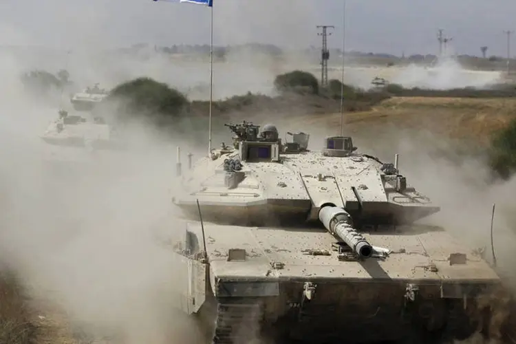 Tanque israelense retornando de Gaza após o começo de uma nova trégua (Amir Cohen/Reuters)