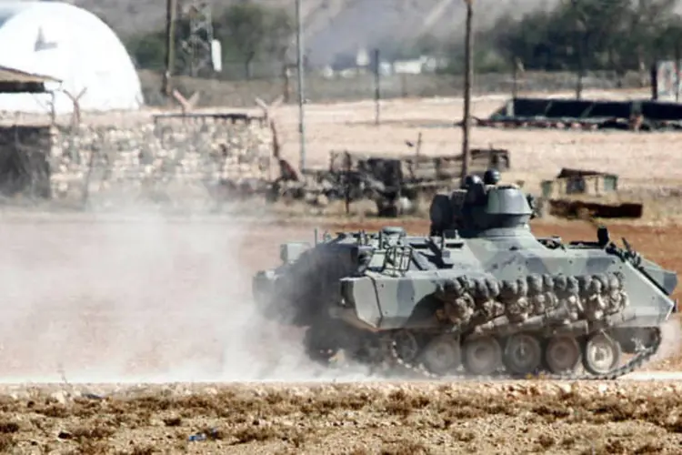 
	Ataque aos tanques: os jihadistas usam esses caminh&otilde;es para transportar o petr&oacute;leo produzido na regi&atilde;o para diferentes pontos de contrabando
 (Gokhan Sahin/Getty Images)