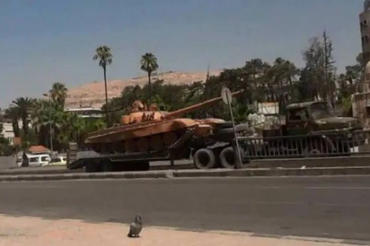 Tanques militares circularam em Damasco, capital da Síria (Shaam News Network/Reuters)