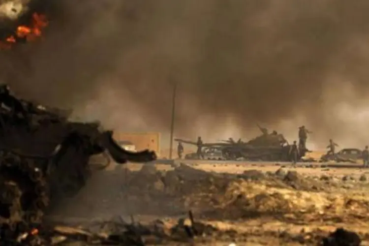 Tanque é incendiado na Líbia: ataques aéreos não foram suficientes para conter Kadafi (Patrick Baz/AFP)