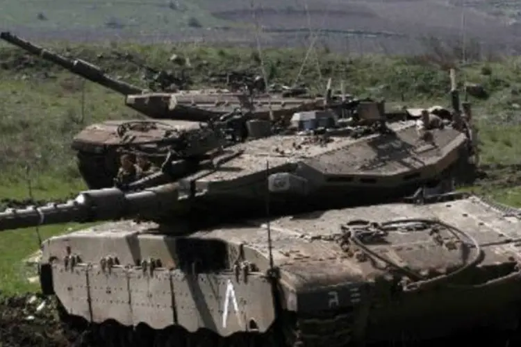 
	Tanque israelense nas Colinas de Gol&atilde;, na divisa de Israel com a S&iacute;ria
 (Jalaa Marey/AFP)