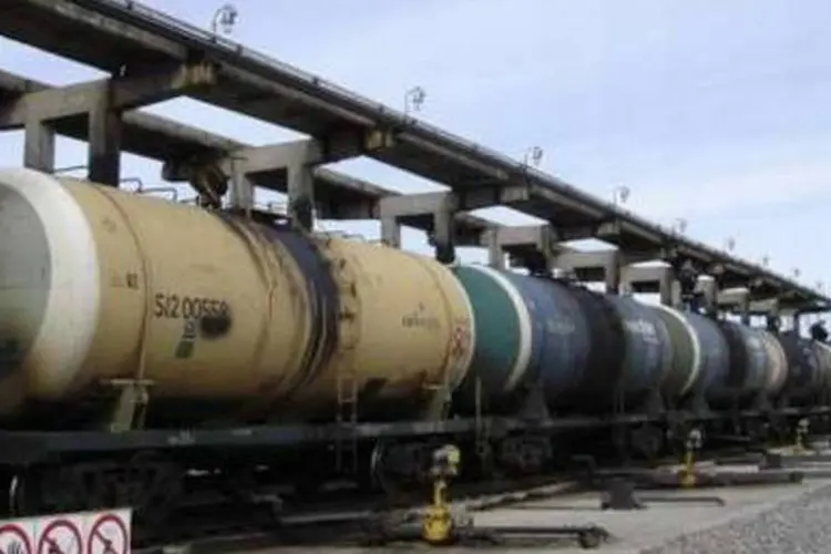Tanque de petróleo na Rússia: mundo deve precisar de 87,32 milhões de barris por dia em 2011 (AFP/EXAME.com)