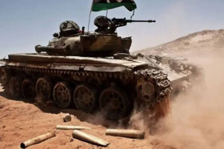 Tanque rebelde na Líbia: oposição ganha terreno (Colin Summers/AFP)