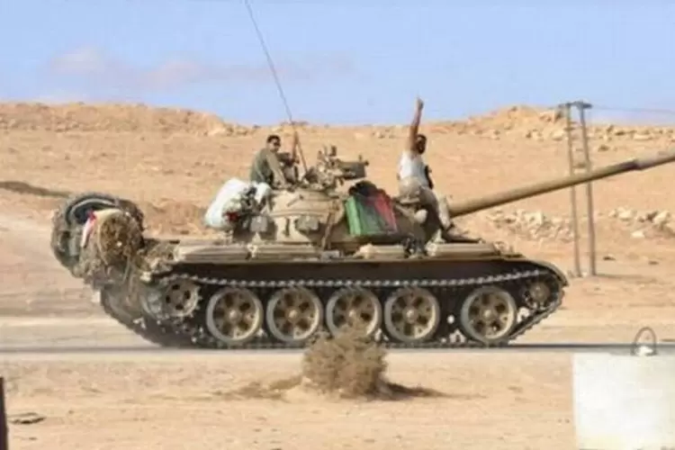 Tanque dos rebeldes avança por Ben Jawad, a apenas 10 km de Sirte (Eric Feferberg/AFP)