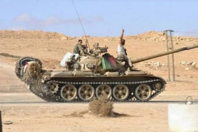 Tanque dos rebeldes avança por Ben Jawad, a apenas 10 km de Sirte (Eric Feferberg/AFP)