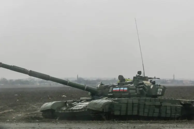 
	Rebeldes na Ucr&acirc;nia: combates entre o ex&eacute;rcito e as mil&iacute;cias pr&oacute;-russas pela cidade de Shirokino deixaram ontem oito soldados ucranianos feridos
 (Maxim Shemetov/Reuters)