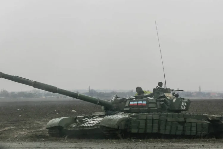 
	Tanque dos separatistas pr&oacute;-R&uacute;ssia &eacute; visto em estrada em Yenakieve, perto do Donetsk, Ucr&acirc;nia
 (Maxim Shemetov/Reuters)