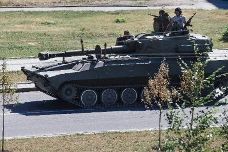 
	Tanque pr&oacute;-russo em Donetsk: an&uacute;ncio de retirada foi feito em meio &agrave; incerteza sobre a data da pr&oacute;xima rodada de negocia&ccedil;&otilde;es de paz entre as partes beligerantes no conflito
 (Dimitar Dilkoff/AFP)