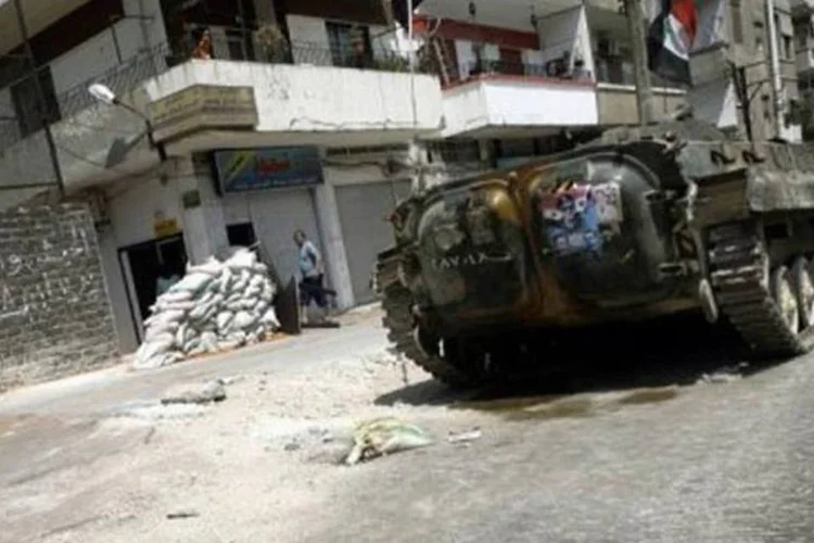 Apesar da chegada do grupo à cidade, os bombardeios continuam nesta terça-feira em Homs, onde ao menos três pessoas morreram (Joseph Eid/AFP)