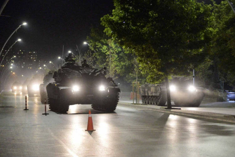 
	Tanque em rua de Ancara: helic&oacute;ptero militar turco tinha emitido um sinal de socorro ao entrar no espa&ccedil;o a&eacute;reo grego
 (Tumay Berkin/Reuters)