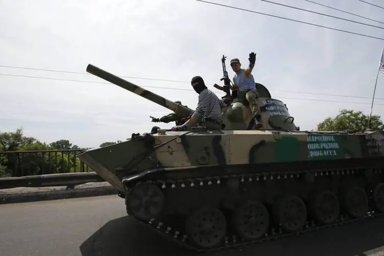 
	Pr&oacute;-russos em tanque na Ucr&acirc;nia: combates continuaram ontem &agrave; noite e esta manh&atilde;
 (Maxim Zmeyev/Reuters)