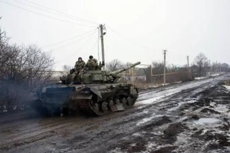 Tanque ucraniano circula pela cidade de Tonenke, nos arredores do aeroporto de Donetsk (Oleksandr Stashevskiy/AFP)