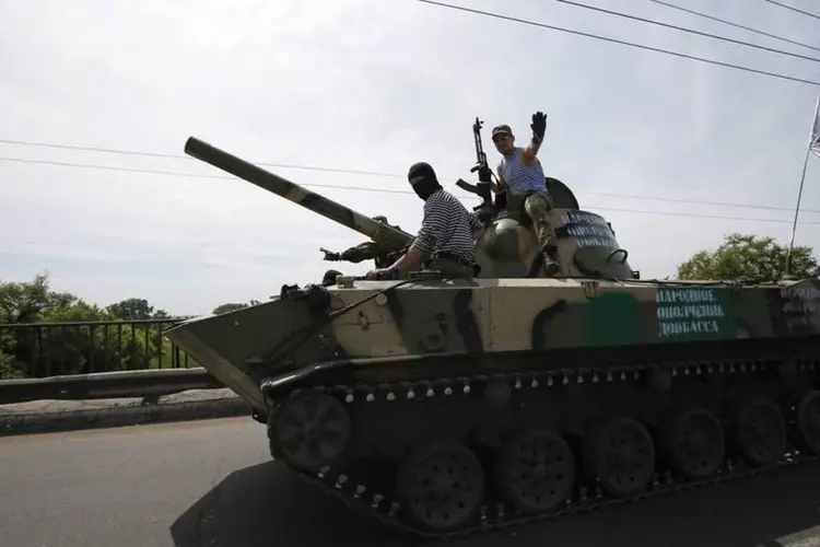 
	Os dois tanques vistos s&atilde;o os armamentos mais pesados j&aacute; vistos em m&atilde;os dos rebeldes
 (Maxim Zmeyev/Reuters)