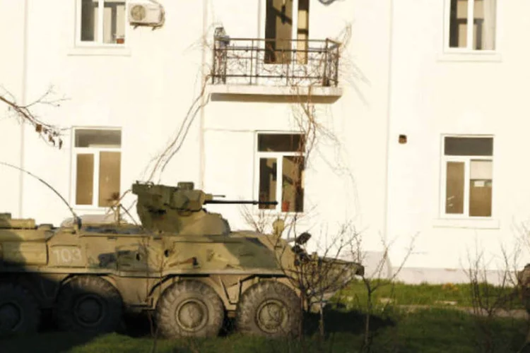 Tanque russo é visto em base militar na Crimeia (REUTERS/Vasily Fedosenko)