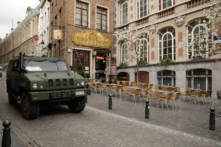 
	Tanque em rua de Bruxelas, B&eacute;lgica: policiais encontraram a casa onde estava os materiais gra&ccedil;as a informa&ccedil;&otilde;es de taxista
 (KENZO TRIBOUILLARD/AFP)