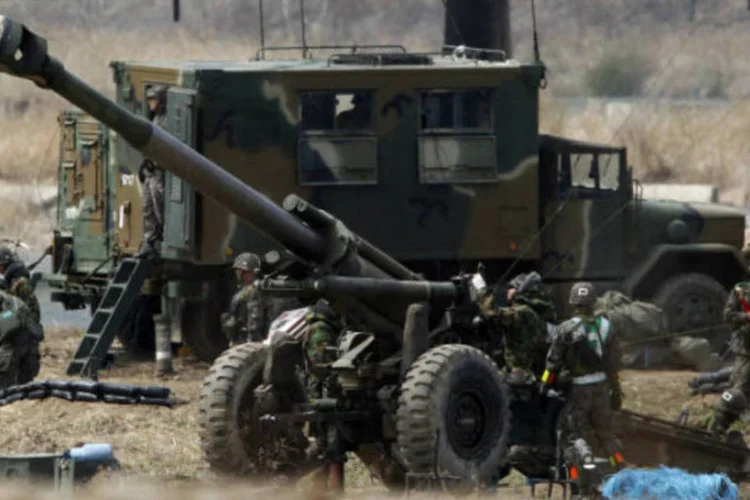 Soldados sul-coreanos de uma unidade de artilharia participam de exercício militar perto da zona desmilitarizada que separa as duas Coreias  (REUTERS / Kim Hong-Ji)