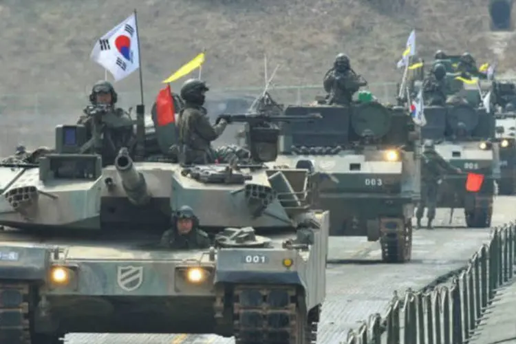 
	Tanques sul-coreanos transitam perto da fronteira com a Coreia do Norte:&nbsp;as tens&otilde;es entre os dois pa&iacute;ses aumentaram quando a Coreia do Norte lan&ccedil;ou um pequeno sat&eacute;lite e realizou seu terceiro teste nuclear.
 (AFP / Kim Jae-Hwan)