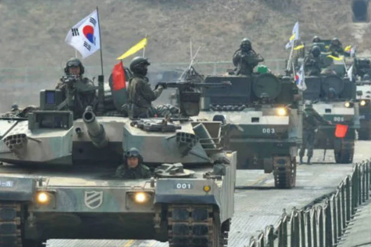
	Tanques sul-coreanos transitam perto da fronteira com a Coreia do Norte:&nbsp;as tens&otilde;es entre os dois pa&iacute;ses aumentaram quando a Coreia do Norte lan&ccedil;ou um pequeno sat&eacute;lite e realizou seu terceiro teste nuclear.
 (AFP / Kim Jae-Hwan)