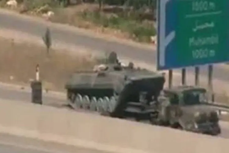 Vídeo mostra tanque do regime sírio sendo levado a Alepo: exército entra em conflito com rebeldes para retomar controle do bairro Salah ad-Din (AFP)