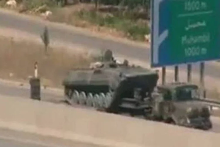 Vídeo mostra tanque do regime sírio sendo levado a Alepo: exército entra em conflito com rebeldes para retomar controle do bairro Salah ad-Din (AFP)