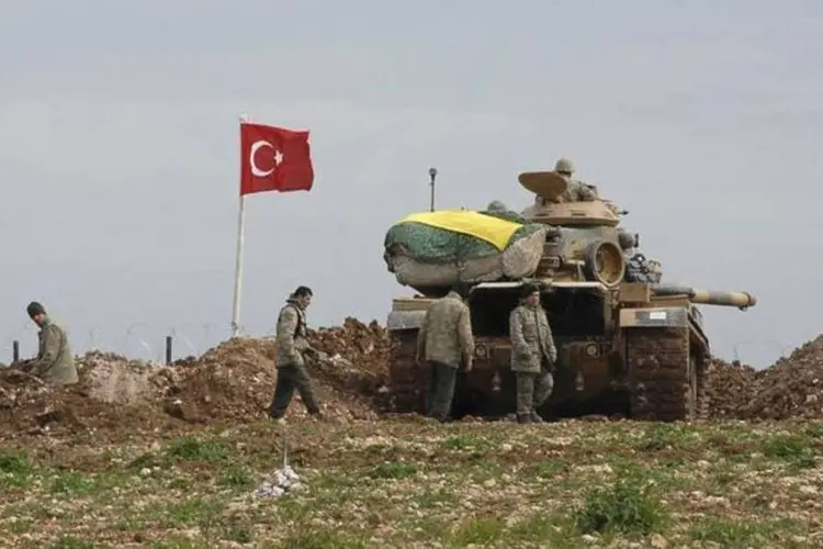 
	Tanques do Ex&eacute;rcito da Turquia na fronteira com a S&iacute;ria: na Turquia, desde julho, 130 pessoas morreram em ataques suicidas a bomba na cidade de Suruc, que fica na fronteira com a S&iacute;ria, e em Ancara
 (Reuters / Stringer)