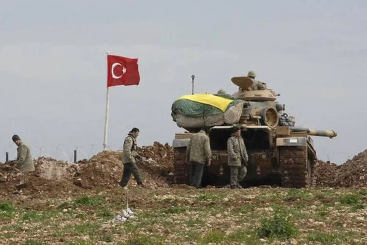 
	Fronteira da Turquia: a ONU disse que, at&eacute; quinta-feira, um ataque do EI perto da fronteira estava amea&ccedil;ando um campo de desabrigados
 (Reuters / Stringer)