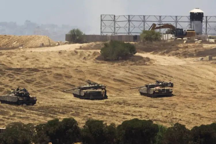 Tanques israelenses em Gaza: número de mortos em Gaza chegou a 729 nesta quinta-feira (Amir Cohen/Reuters)