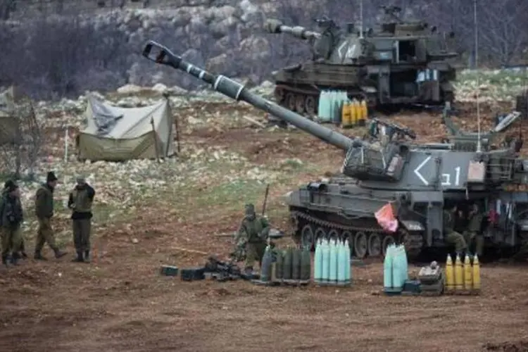 Tanques israelenses na fronteira com a Síria: veículo militar israelense foi atingido por um míssil antitanque em Har Dov (Menahem Kahana/AFP)