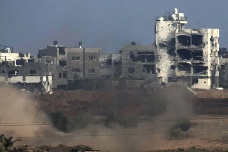 
	Tanques israelenses em Gaza: Cerca de 1.087 moradores de Gaza foram mortos em 22 dias de combates
 (Baz Ratner/Reuters)
