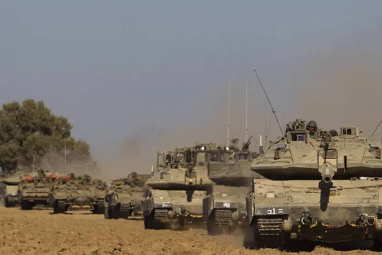 
	Tanques: a&ccedil;&atilde;o acontece ap&oacute;s ataques que mataram mais de 200 palestinos e um israelense
 (Ronen Zvulun/Reuters)