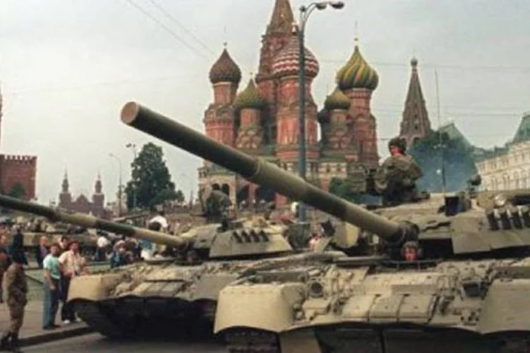 Tanques tomam Moscou durante o golpe de 1991 (AFP/Arquivo/Dima Tanin)