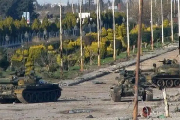 Tanques sírios posicionados na entrada do bairro de Baba Amr, em Homs (AFP)
