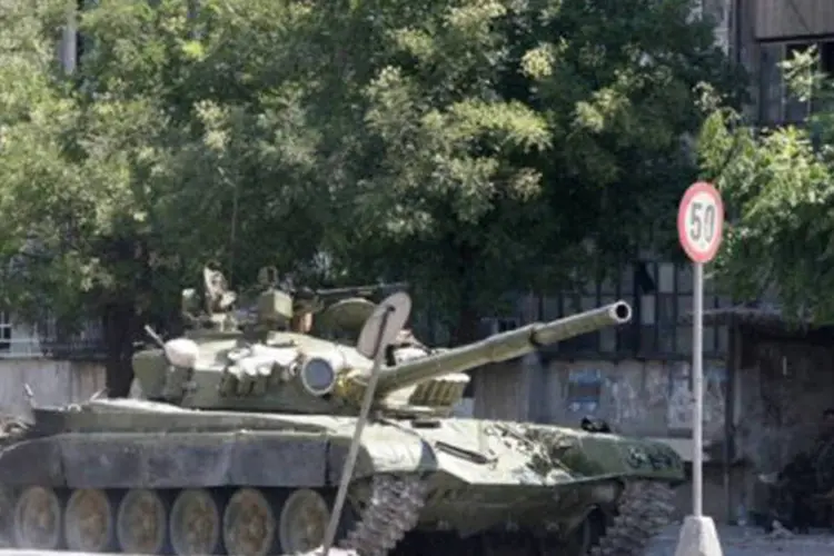 Conflito na Síria: além de mísseis, tanques também foram transferidos da Turquia à fronteira Síria (Louai Beshara/AFP)