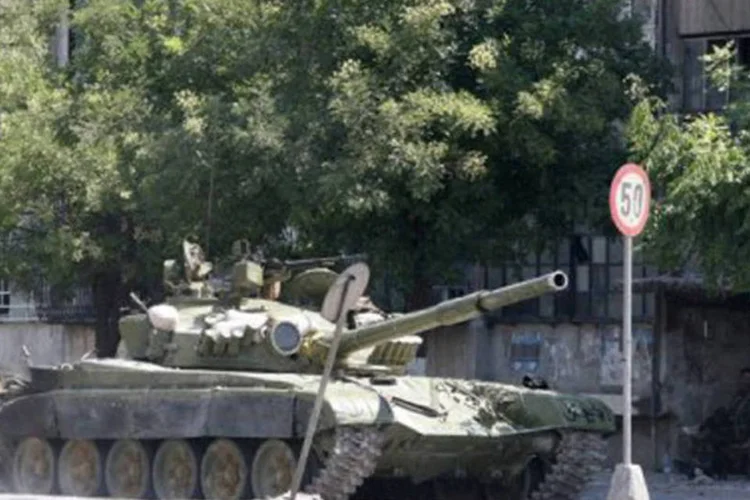 Tanques do governo sírio na região al-Midan, em Damasco: país teve o dia mais sangrento em 16 meses (Louai Beshara/AFP)