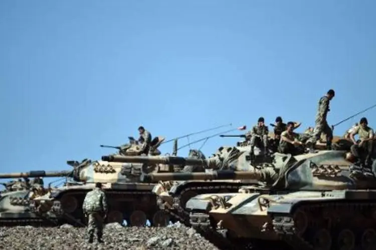 
	Tanques turcos na regi&atilde;o de Mursitpinar, perto da cidade s&iacute;ria de de Kobane
 (Aris Messinis/AFP)