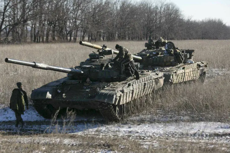 Tanques de separatistas na Ucrânia: anúncio foi feito após tropas do governo serem expulsas da cidade de Debaltseve (Baz Ratner/Reuters)