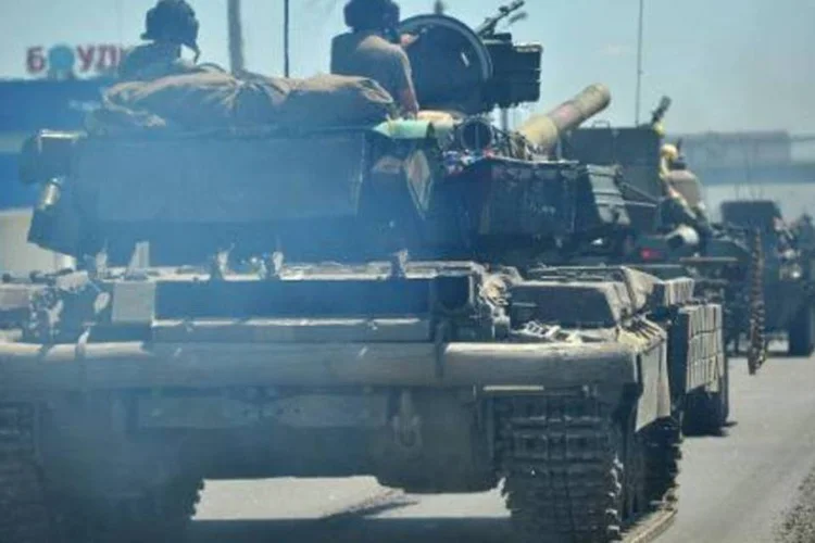 Tanques ucranianos no norte de Donetsk: CNN pediu a libertação de jornalista ucraniano sequestrado por separatistas pró-russos (Genya Savilov/AFP)