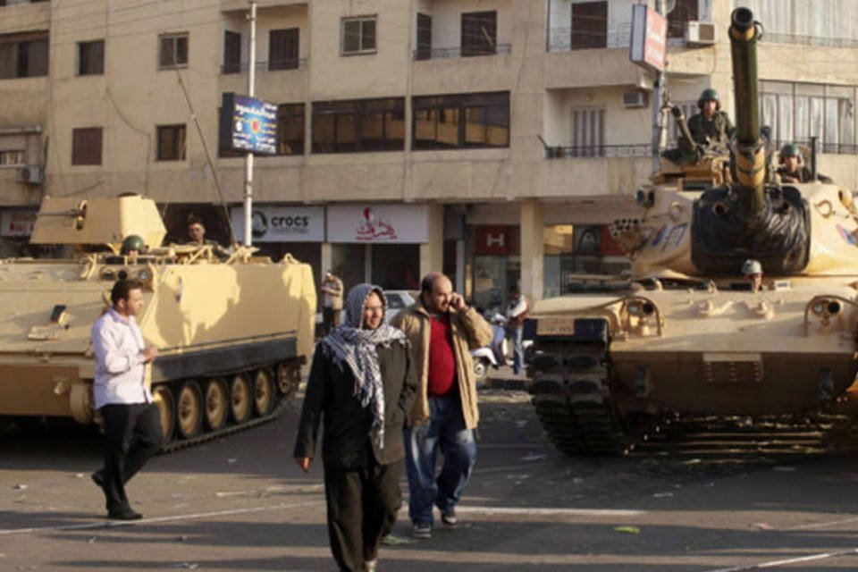 Tanques reforçam segurança do palácio presidencial do Egito