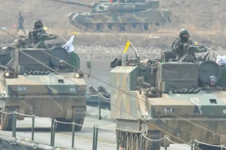 Tanques sul-coreanos avançam durante as manobras militares conjuntas com os Estados Unidos (AFP / Kim Jae-Hwan)