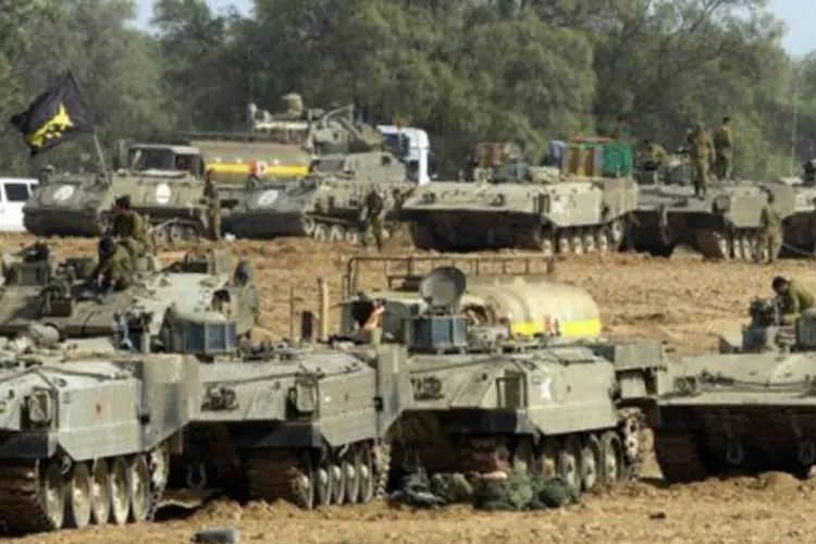 
	Militares israelenses na fronteira com a Faixa de Gaza: Mais de 160 palestinos - mais da metade civis - morreram na ofensiva
 (©AFP / Jack Guez)