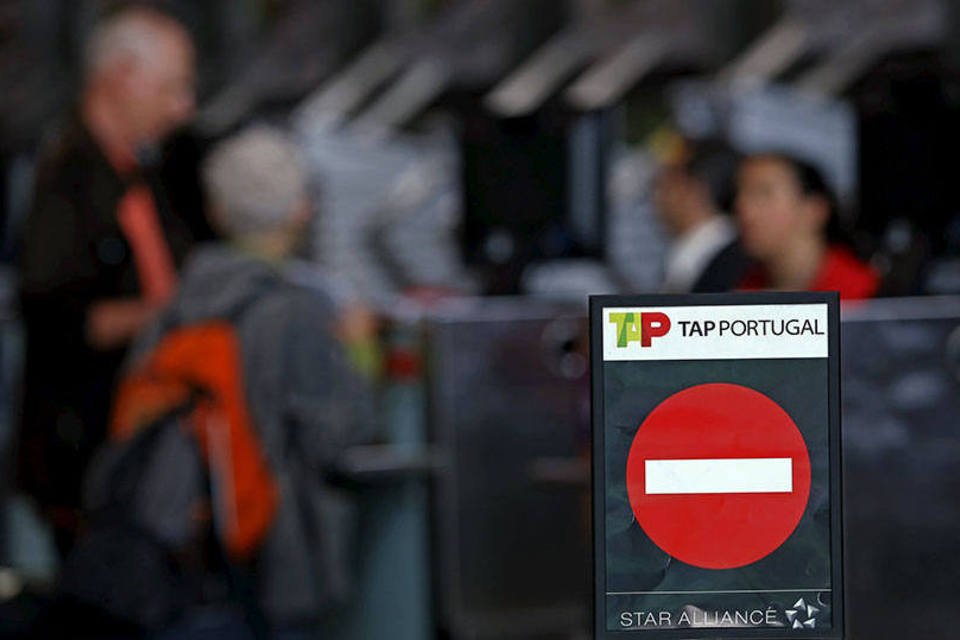 Passageiros fazem fila no balcão de check-in da empresa de aviação portuguesa TAP durante greve no aeroporto de Lisboa  (Tap)